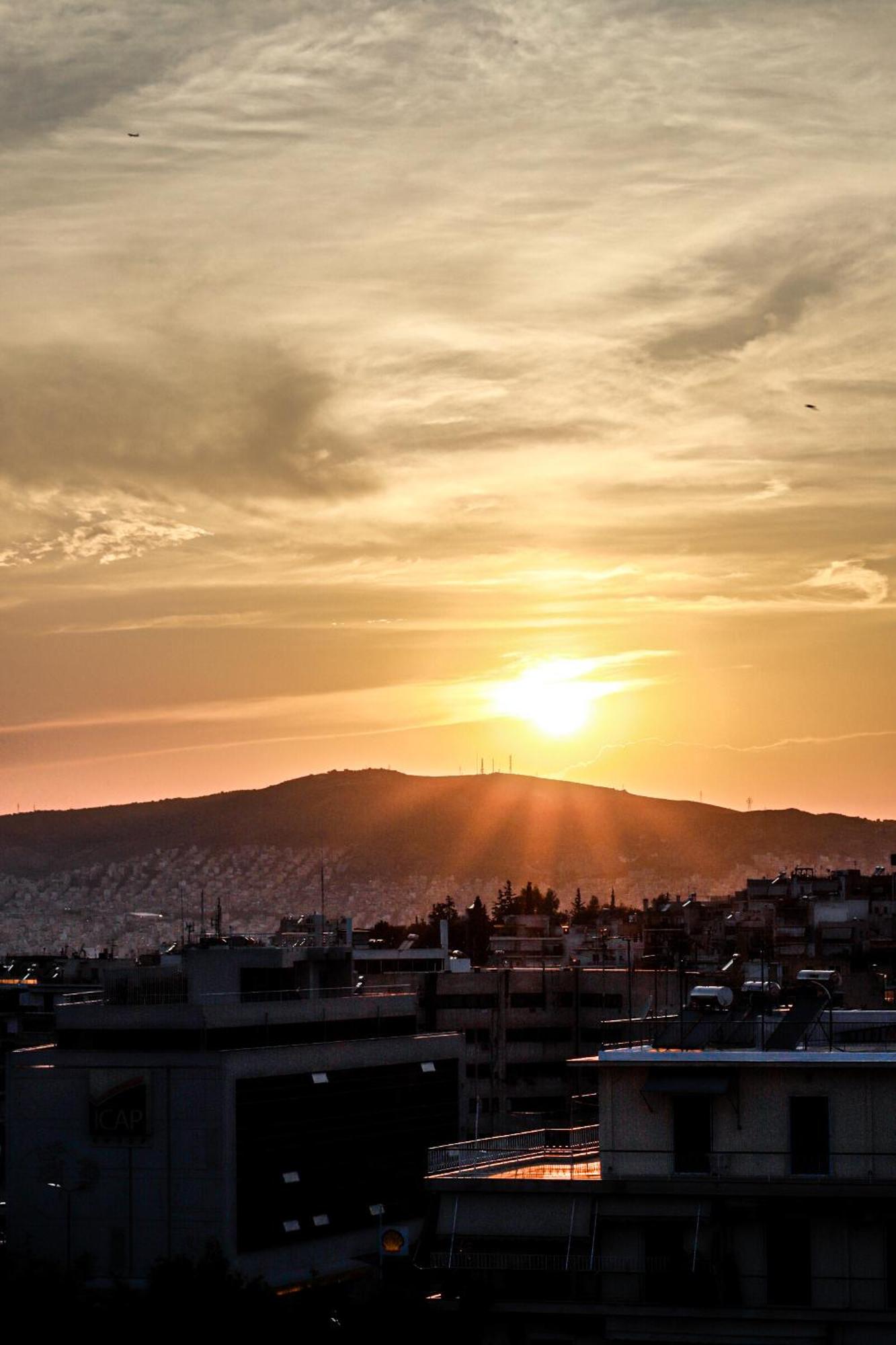 Renovated Apartment With Roof Garden Access, 15 M Walk To Acropolis Athene Buitenkant foto